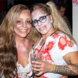 Zwei gruselig geschminkte Frauen feiern im Schalander in Unna bei einer Halloween-Party und lächeln in die Kamera