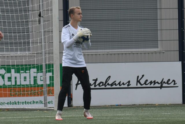 Frederik Krusel hält einen Ball in der Hand und steht im Strafraum.