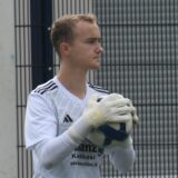 Frederik Krusel hält einen Ball in der Hand und steht im Strafraum.