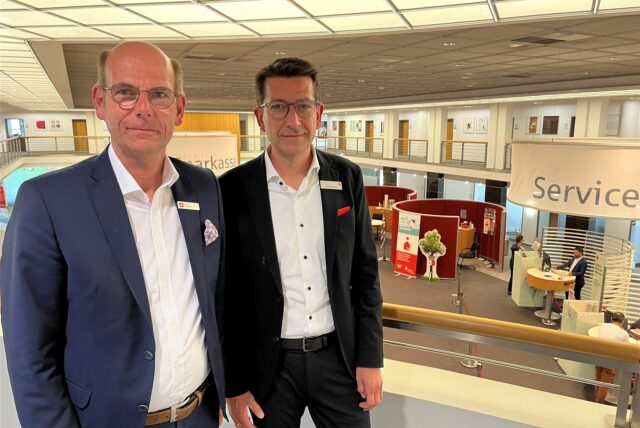 Das Archivbild zeigt Sparkassenvorstand Martin Abdinghoff (l.) und den Vorstandsvorsitzenden des Geldhauses Heiko Rautert vor den Umbauarbeiten in der Sparkassen-Hauptstelle in Lünen.