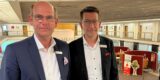 Das Archivbild zeigt Sparkassenvorstand Martin Abdinghoff (l.) und den Vorstandsvorsitzenden des Geldhauses Heiko Rautert vor den Umbauarbeiten in der Sparkassen-Hauptstelle in Lünen.