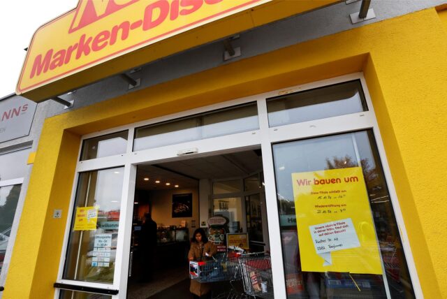 Der Netto-Markt an der Schulstraße hat einen Zettel im Eingangsbereich, mit dem auf einen Umbau hingewiesen wird.