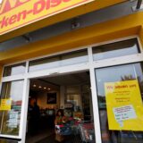 Der Netto-Markt an der Schulstraße hat einen Zettel im Eingangsbereich, mit dem auf einen Umbau hingewiesen wird.