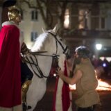 Ein Martinsumzug mit Pferd.