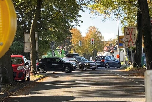 Die Vollsperrung auf der Hertingerstraße in Unna sorgt für zahlreiche Wendemanöver bei Autofahrern. Drei Autos wenden gleichzeitig.