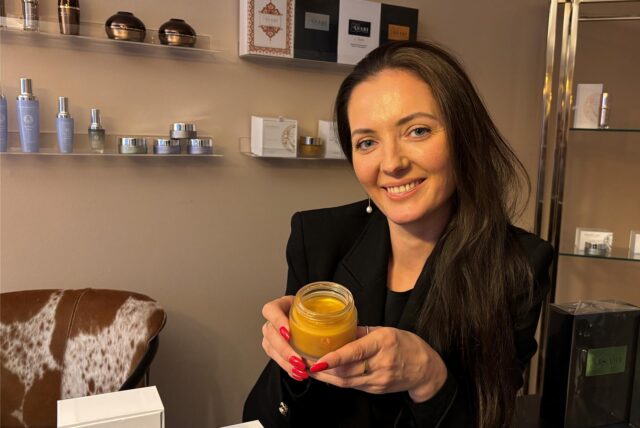 Shatiel-Geschäftsführerin Magdalena Strzelecka zeigt die besondere Gold-Maske fürs Gesicht.