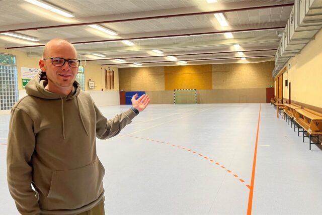 Maurice Birkenfeld präsentiert die Mehrzweckhalle in Dellwig. Hier wird am 2. November wieder die Après-Ski-Party stattfinden.