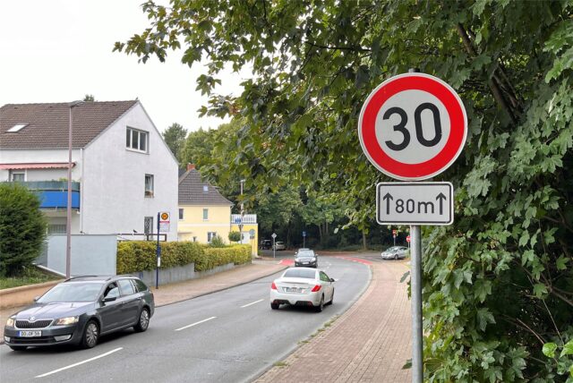 Ein Tempo-30-Schild am Kessebürener Weg in Unna kündigt für 80 Meter die Geschwindigkeitsbegrenzung an.
