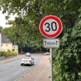 Ein Tempo-30-Schild am Kessebürener Weg in Unna kündigt für 80 Meter die Geschwindigkeitsbegrenzung an.