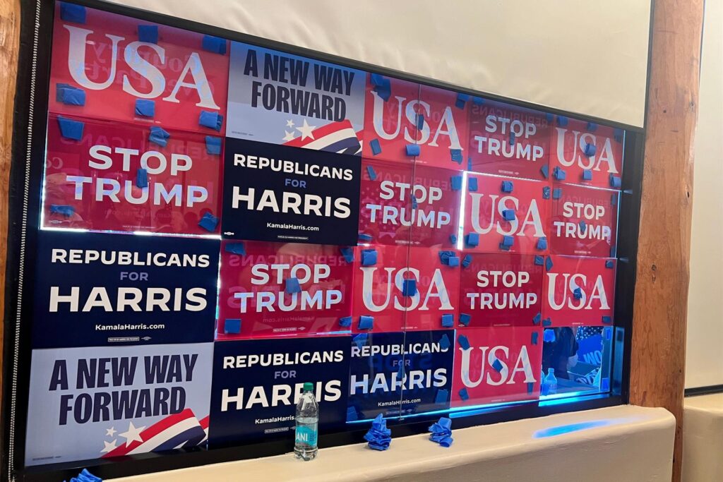 Schilder zur Unterstützung für US-Präsidentschaftskandidatin Harris kleben an einem Fenster. 