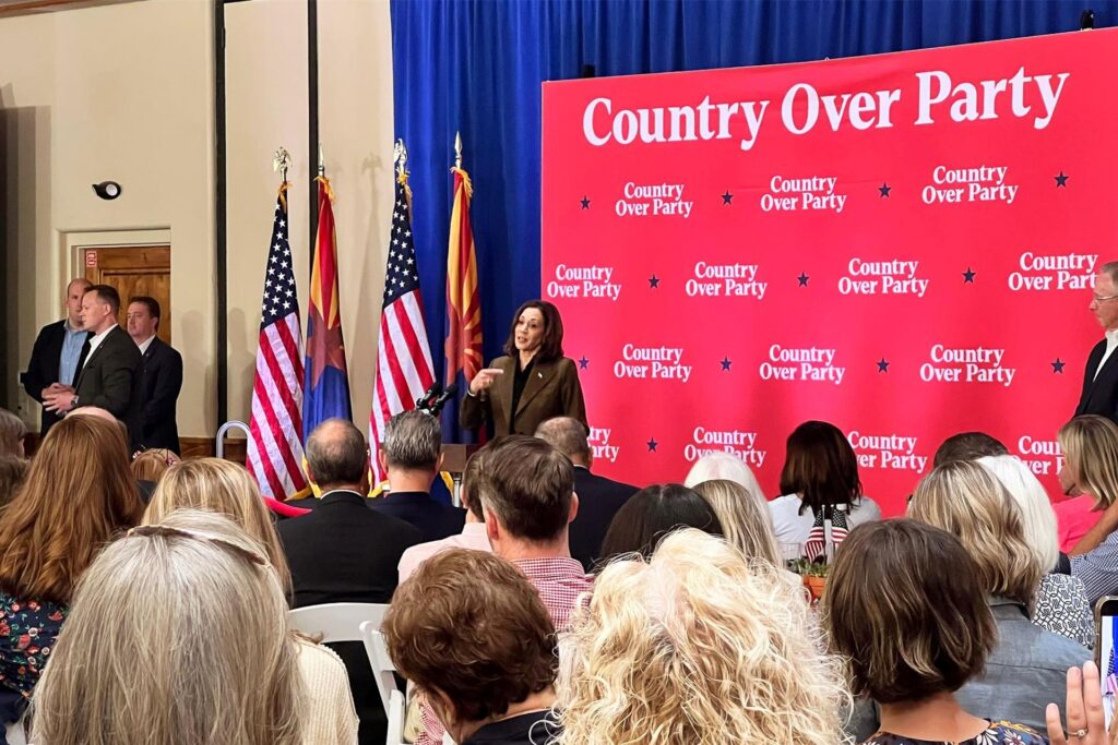 Die demokratische US-Präsidentschaftskandidatin Kamala Harris (M) umwirbt Republikaner auf einer Veranstaltung in Arizona. 