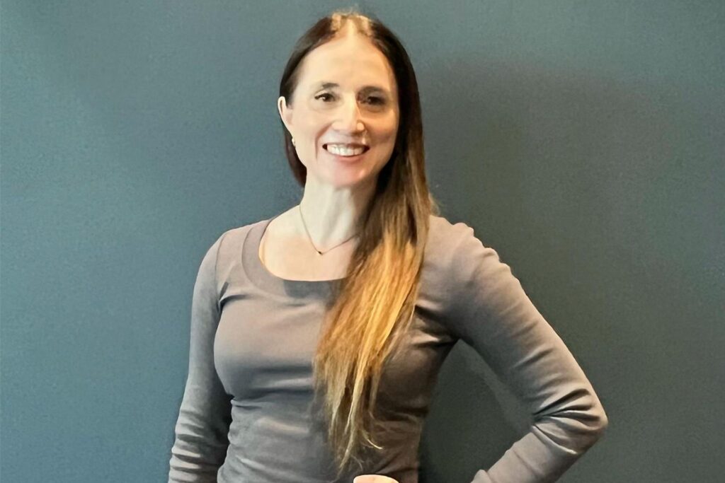Amy Wudel, Unterstützerin der demokratischen US-Präsidentschaftskandidatin Harris, steht in Chandler im US-Bundesstaat Arizona. 