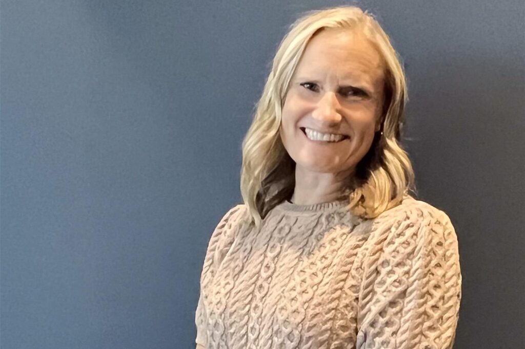 Jane Andersen, Unterstützerin der demokratischen US-Präsidentschaftskandidatin Harris, steht in Chandler im US-Bundesstaat Arizona. 