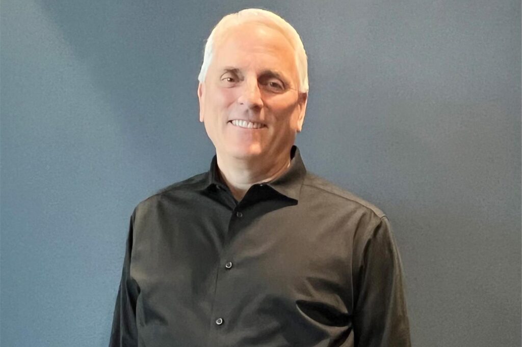 Clint Smith, Unterstützer der demokratischen US-Präsidentschaftskanidatin Harris, steht in Chandler im US-Bundesstaat Arizona. 