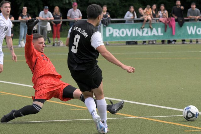 Sven König pariert einen Ball für den SV Preußen Lünen.