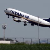 Ein Flugzeug von Ryanair startet am Flughafen Dortmund.
