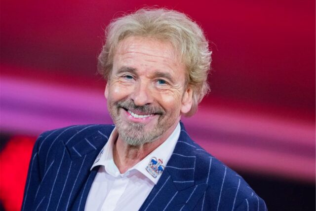 Thomas Gottschalk, Moderator, steht im Studio.