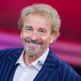 Thomas Gottschalk, Moderator, steht im Studio.