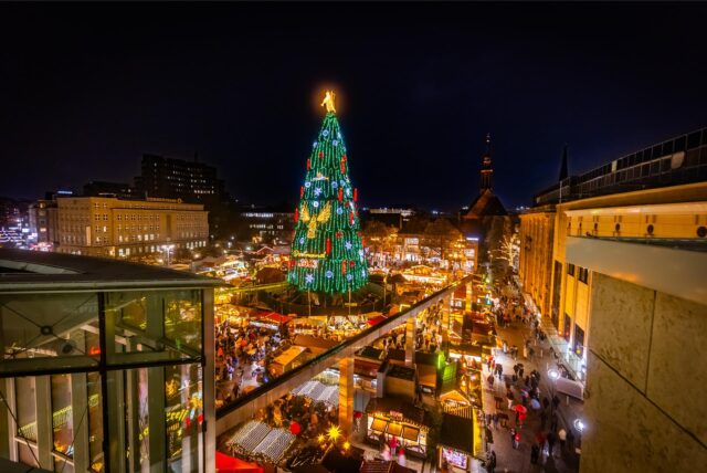 Blick auf den Weihnachtsbaum, der im Zentrum des Weihnachtsmarktes in Dortmund steht.