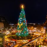 Blick auf den Weihnachtsbaum, der im Zentrum des Weihnachtsmarktes in Dortmund steht.