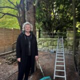 Marion (62) steht vor den Resten der vergifteten Eiben.