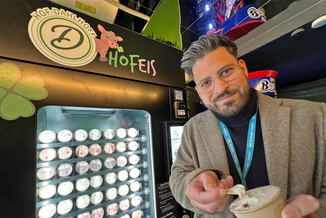 HA-Reporter Stefan Schier probiert ein Joghurt-Amarena-Eis aus dem neuen Automaten „Hof Eis“ von Hof Dahlhoff, der sich in der Unna Innenstadt im Greenomat befindet.