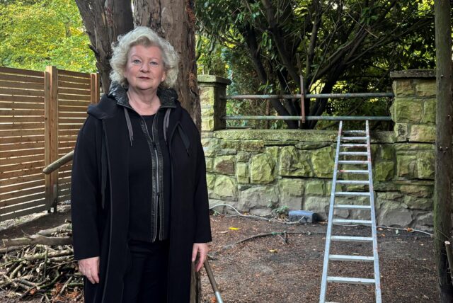 Marion (62) steht vor den Resten der vergifteten Eiben.
