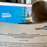 Eine Frau sitzt vor einem Computer und betrachtet die Homepage des Kreises Unna.