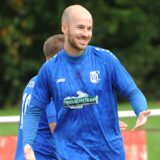 Jan Römmich (l.) vom VfL Schwerte feiert mit Alexander Göbel (Nummer 11) und Sercan Tilkidag (Nummer 17) sein Tor.