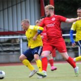 Justin Felgner vom ETuS Schwerte-Ost versucht seinem Gegner vom SV Oesbern den Fußball wegzunehmen.