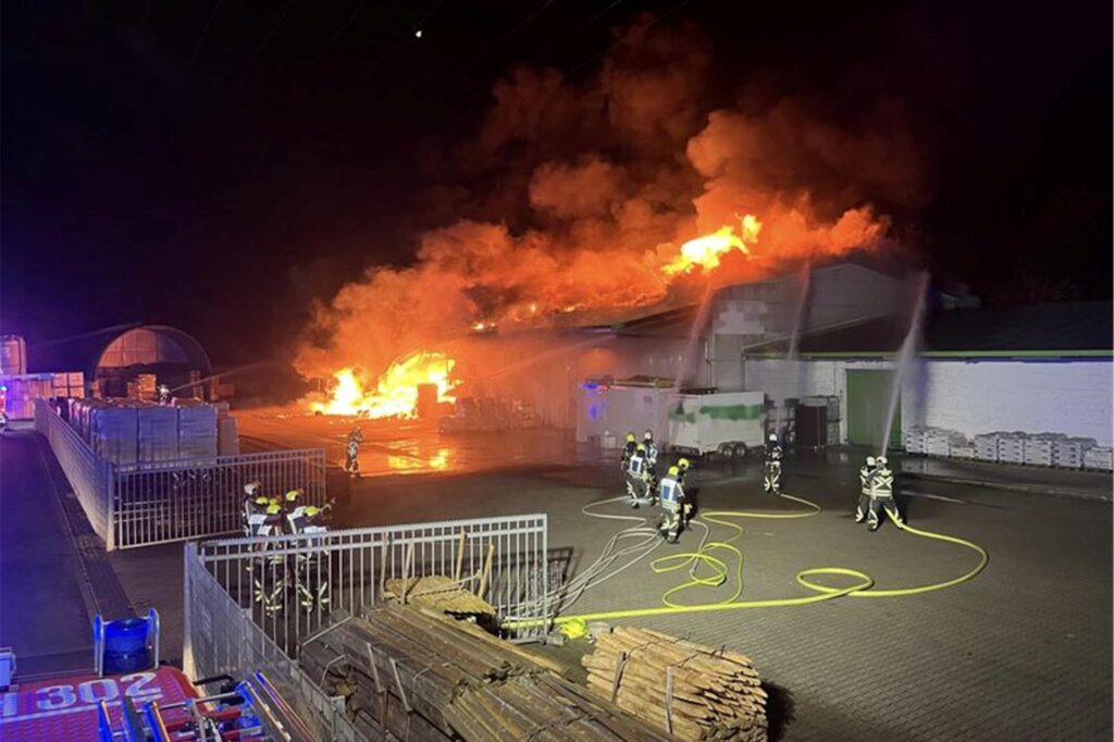 Mitglieder der Freiwilligen Feuerwehr löschen einen Brand, der am frühen Morgen in einer Lagerhalle für Futtermittel ausgebrochen ist. Mitglieder der Freiwilligen Feuerwehr löschen einen Brand, der am frühen Morgen in einer Lagerhalle für Futtermittel ausgebrochen ist.