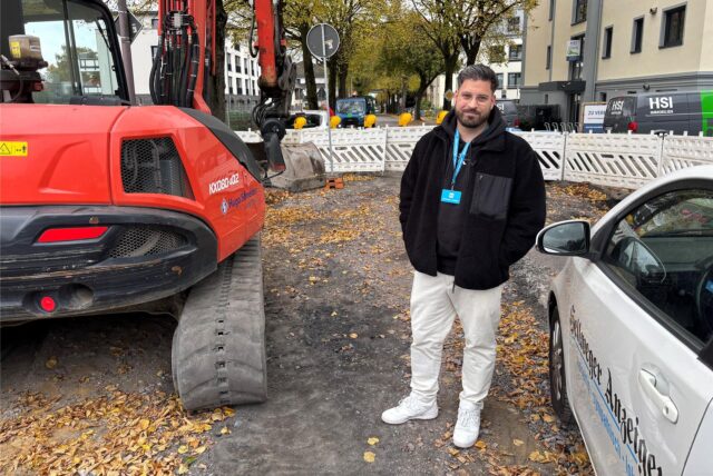 HA-Reporter Stefan Schier steht mit dem Auto direkt vor der Vollsperrung auf der Hertingerstraße. Neben ihm steht ein roter Bagger.