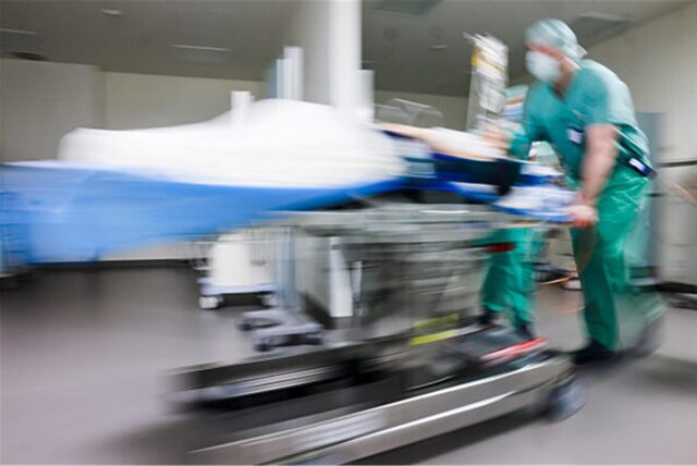 Ein Patient wird in den OP-Saal in einen OP-Zentrum gebracht (Symbolbild).