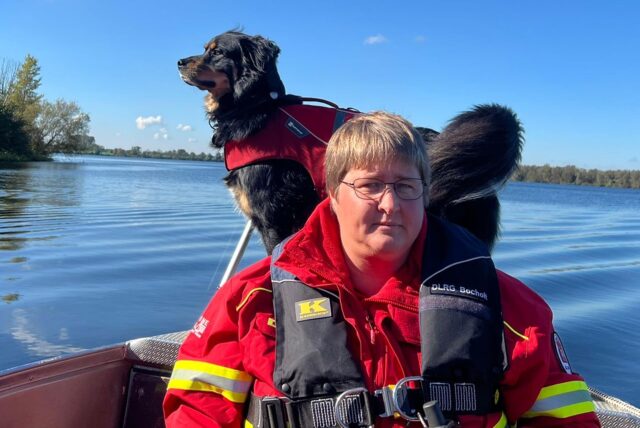 Kap und Marion Wietholt auf einem Boot der DLRG Bocholt.
