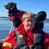 Kap und Marion Wietholt auf einem Boot der DLRG Bocholt.