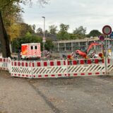 Ein Rettungswagen fährt auf der Hertingerstraße in Unna in eine Vollsperrung und muss wieder wenden.