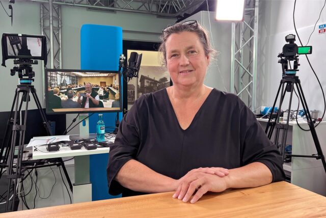 Anke Schneider, Fraktionsvorsitzender von Bündnis 90/Die Grünen im Kreistag von Unna, steht im Studio des Hellweger Anzeigers.