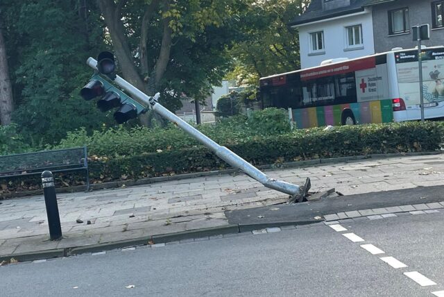 An der Hertingerstraße in Unna steht ein Ampelmast nach einem Unfall schief
