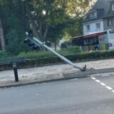 An der Hertingerstraße in Unna steht ein Ampelmast nach einem Unfall schief