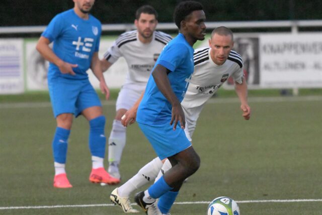 Mohamed Barry führt den Ball.
