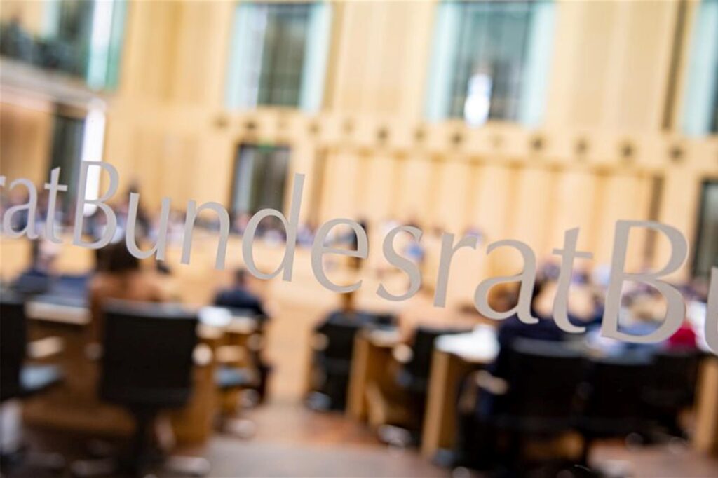 Teilnehmer verfolgen die Bundesratssitzung. 