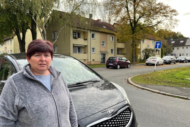 Elke Baltrusch macht auf die schwierige Verkehrssituation in der Straße Am Wittfeld in Derne aufmerksam.
