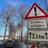 Ein Schild, das auf Straßenschäden hindeutet an der L673