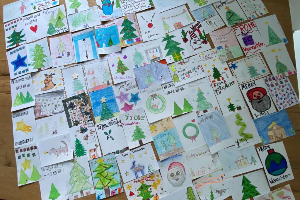 Zahlreiche weihnachtlich gestaltete Karten sorgen für Stimmung. Zahlreiche weihnachtlich gestaltete Karten sorgen für Stimmung.