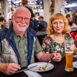 Zwei ältere Personen essen beim Dortmund a la carte 2024.