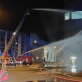 Feuerwehrleute löschen beim Einsatz am Kraftwerk Datteln 4 die Flammen im Trafogebäude.
