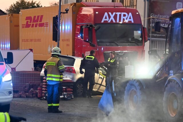 Unfall auf B 225 in Dorsten, Einsatzkräfte bergen Auto