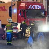 Unfall auf B 225 in Dorsten, Einsatzkräfte bergen Auto