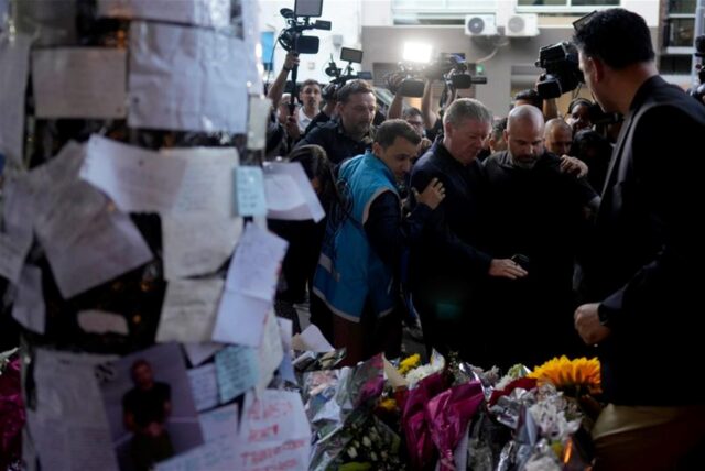Geoff Payne (M), der Vater des ehemaligen One Direction-Sängers Liam Payne, wird von Polizeibeamten eskortiert, als er zum Hotel Casa Sur kommt, wo sein Sohn von einem Hotelbalkon in den Tod gestürzt ist. (zu dpa: «Tod von Liam Payne: Familie und Freunde teilen Schmerz»)
