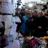 Geoff Payne (M), der Vater des ehemaligen One Direction-Sängers Liam Payne, wird von Polizeibeamten eskortiert, als er zum Hotel Casa Sur kommt, wo sein Sohn von einem Hotelbalkon in den Tod gestürzt ist. (zu dpa: «Tod von Liam Payne: Familie und Freunde teilen Schmerz»)